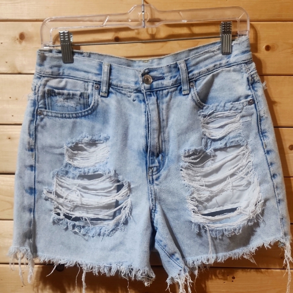American Eagle Outfitters SIze 4 Distressed